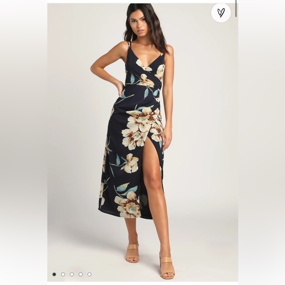 NWT Lulu’s Draw You Close Navy Blue Floral Sleeveless Surplice Midi Dress